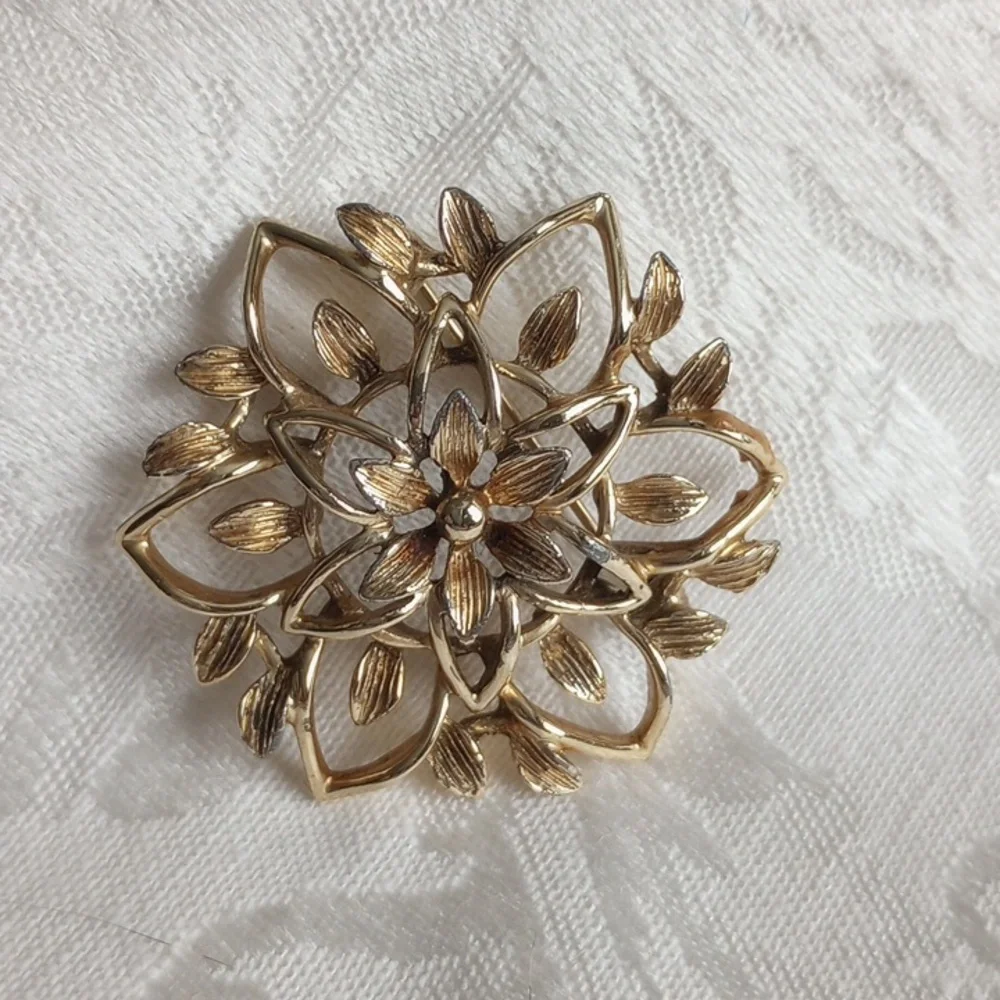 Vintage signed Sarah Coventry Filigree Leaves flower brooch Silvertone pin